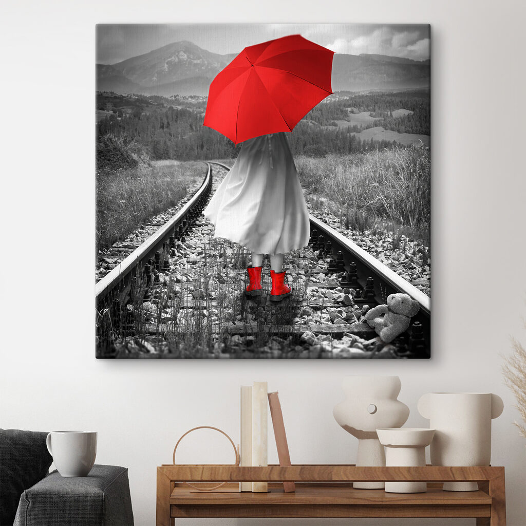 Czerwony parasol na torach — wnętrze 2