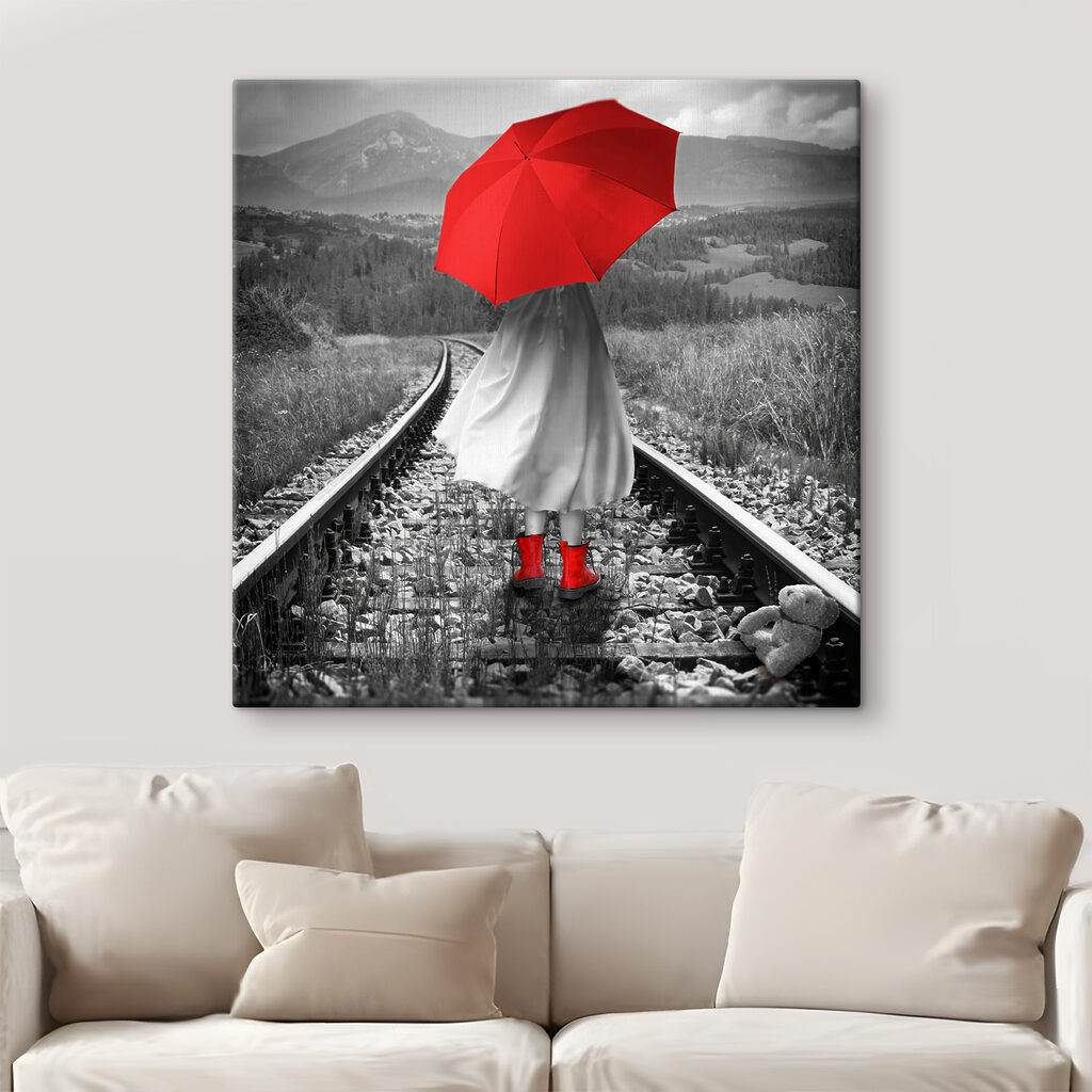 Czerwony parasol na torach — wnętrze 1