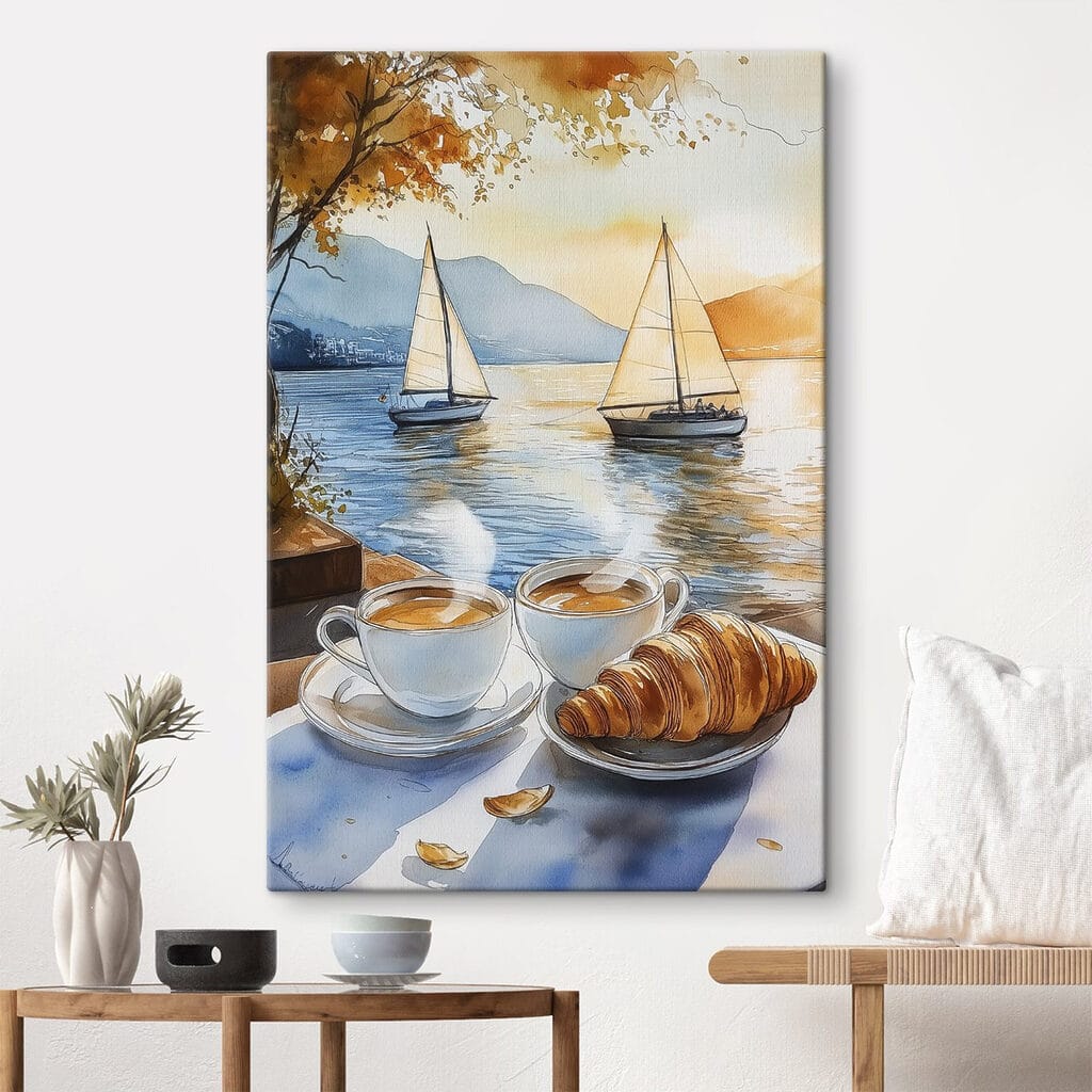Croissant przy dwóch żaglówkach we wnętrzu