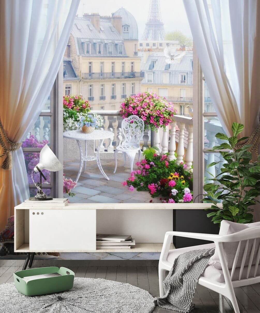 Kwiatowy balkon za zasłonami we wnętrzu