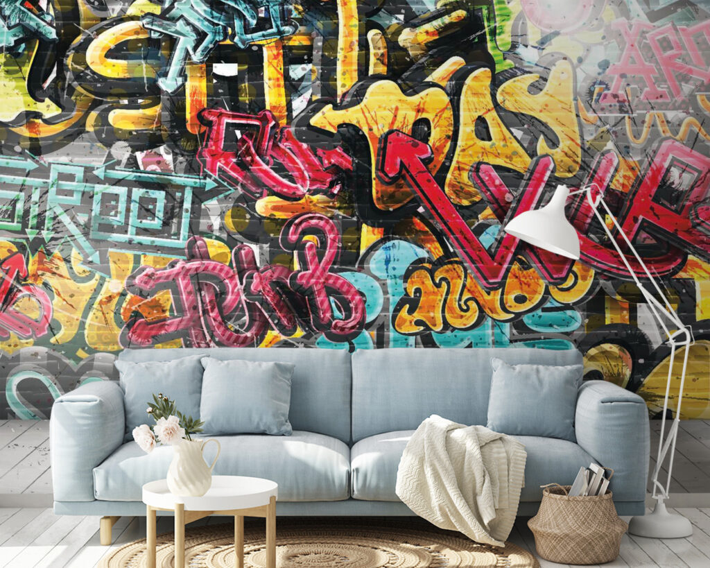 Ściana pełna graffiti we wnętrzu