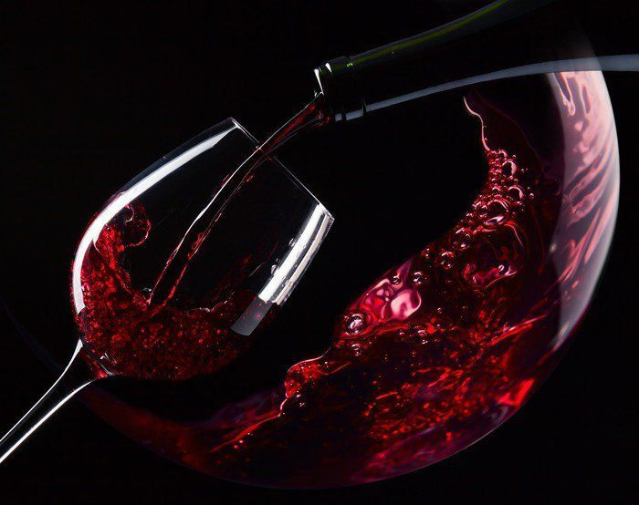 Czerwone wino w ruchu — cały wzór