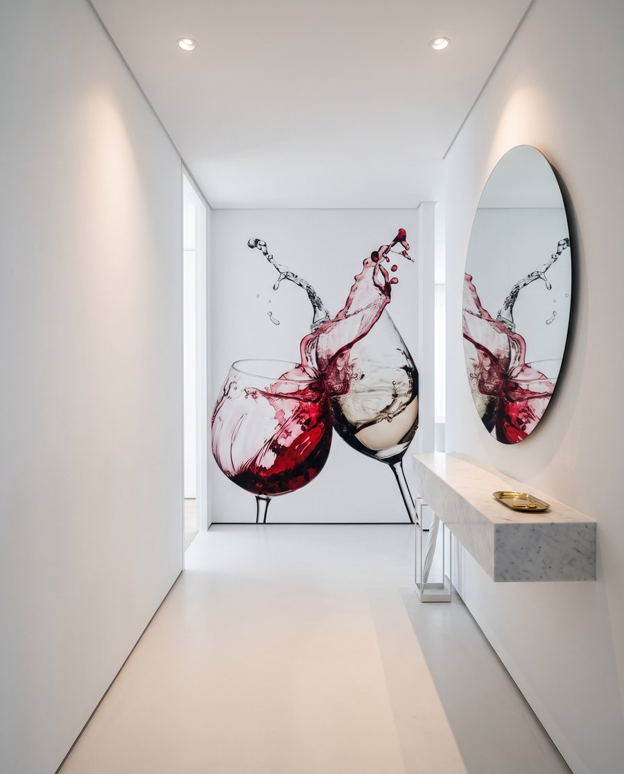 Wino pryska znad kieliszków — wnętrze 3
