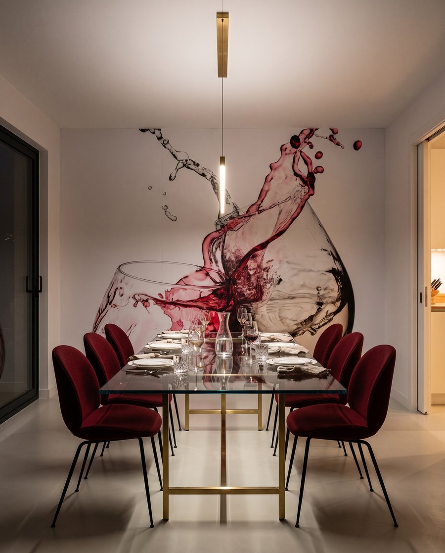 Wino pryska znad kieliszków — wnętrze 4