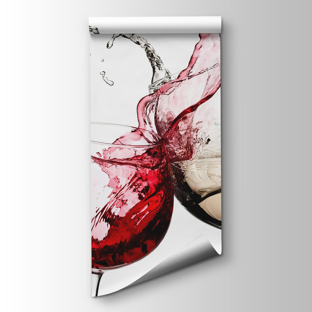 Wino pryska znad kieliszków — widok produktu