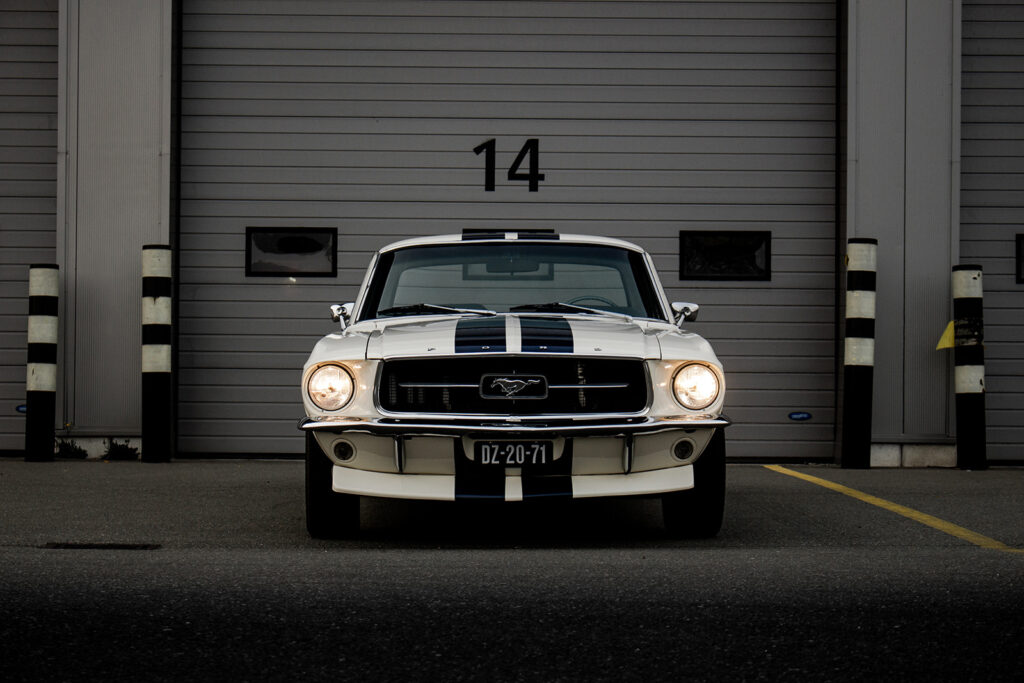 Oldtimer przed garażem — cały wzór