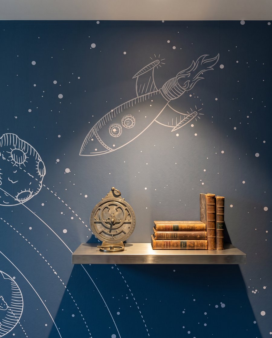Astronauta wśród orbit — detal